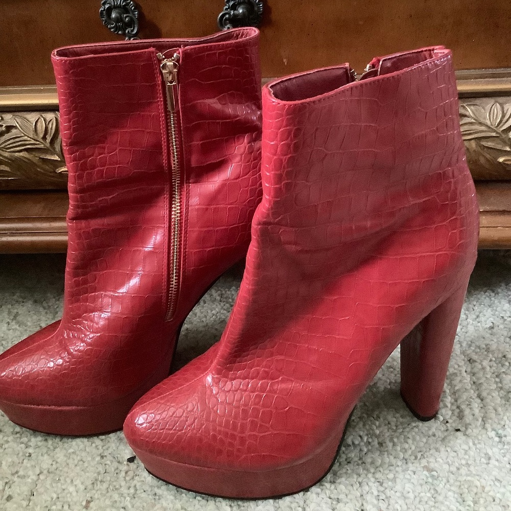 Womens red snakeskin  platform ankle boots  sz 11 by Shoe Dazzle